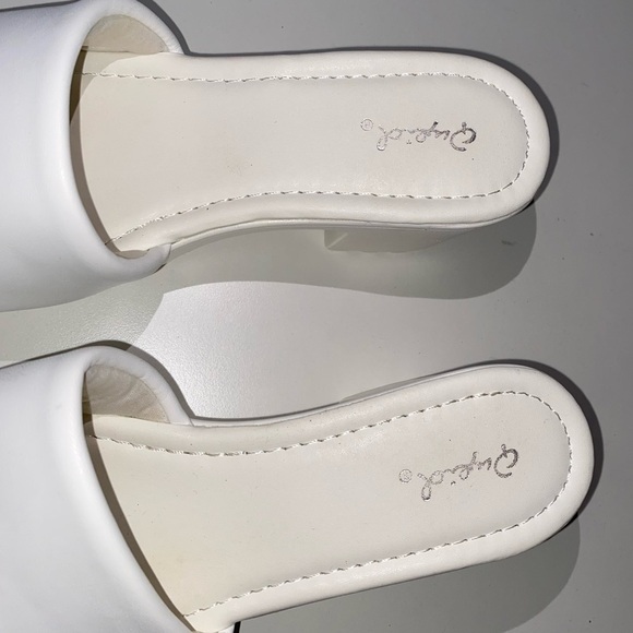 NWT QUPID GRATIA WHITE STRETCH MULES SANDALS SHOES TRENDY POPULAR COMFY SHOE - Picture 6 of 8